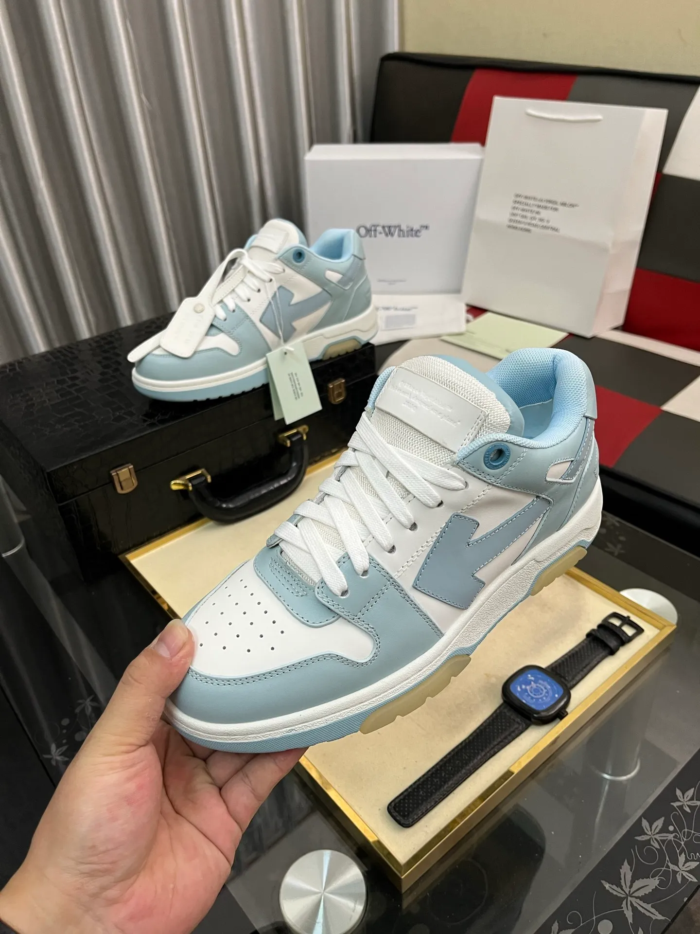 Men's shoes 💰600⌚️⌚️ OFF-White C/O VirGil Abloh fashionable and versatile casual shoes. Exclusive first release of the new model. Made of environmentally friendly cowhide leather and mesh fabric upper material. The insole is embedded with foam cushioning EVA material. The correct midsole is equipped with EVA lightweight cushioning. External tooth nail rubber outsole. The correct accessories can be customized simultaneously. Women's model: 35-40 Men's model: 39-45
